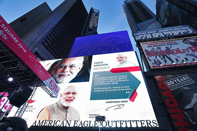 Prime Minister Narendra Modi sends the crowds his Diwali greetings. Diwali@Times Square