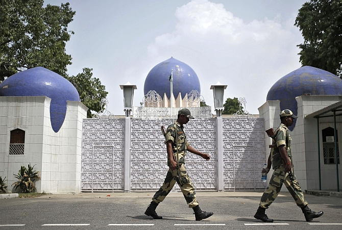 India expels 2 Pak embassy officials for espionage