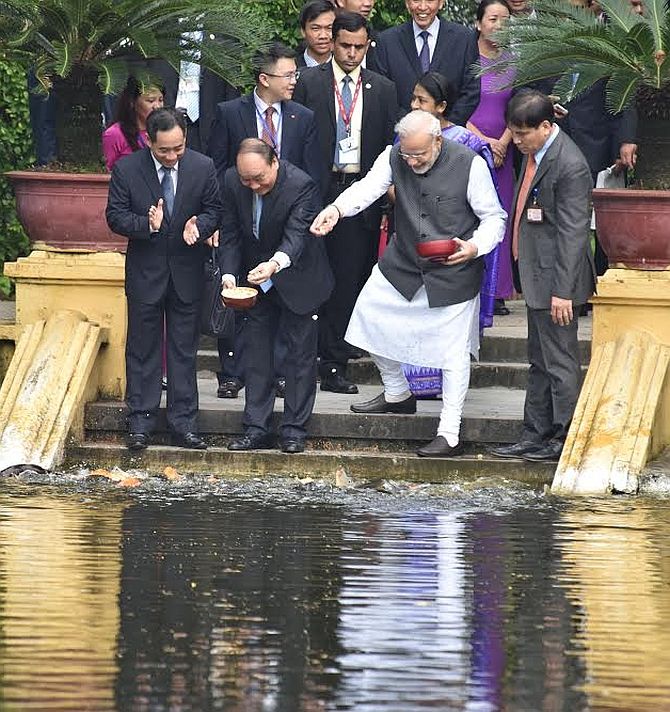 Prime Minister Narendra Modi and Vietnamese Prime Minister Nguyen Xuan Phuc feed fish in Uncle Ho's pond in the presidential compound in Hanoi, September 3, 2016. Photograph: Press Information Bureau