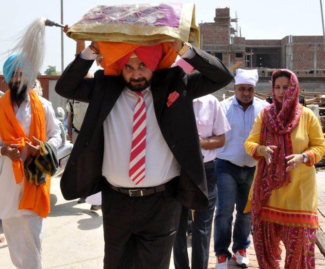 Navjot Singh Sidhu with his wife Dr Navjot Kaur Sidhu at the Golden Temple. Photograph: Kind courtesy Navjot Kaur Sidhu/Facebook