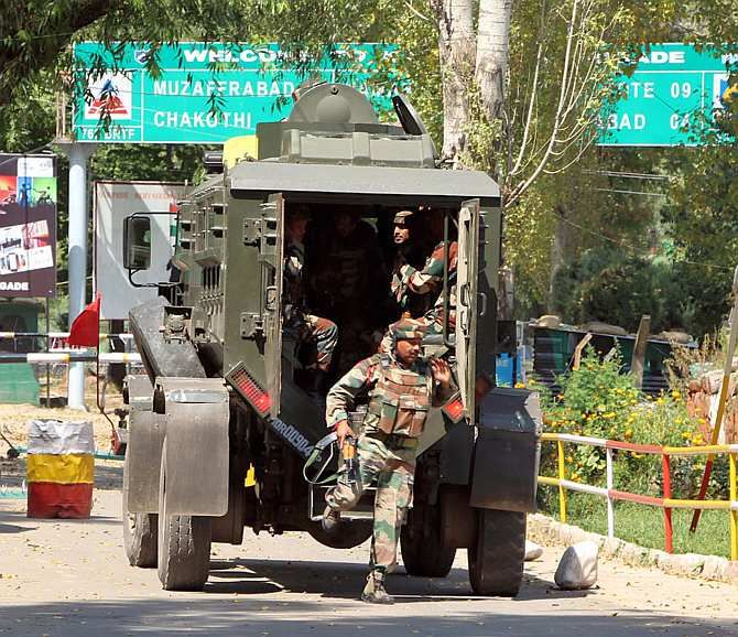 Soldiers on their way to neutralise the terrorists in the Uri camp.