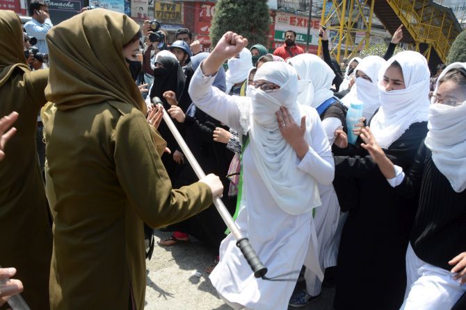 Police stops proesting female students in Srinagar 