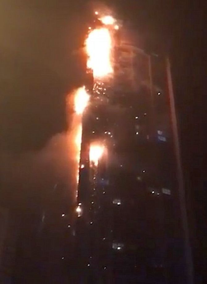 Горел как факел мужское. Пожар в Дубае. Пожар в здании. Факел Дубай. Пожар в Дубае небоскреб.