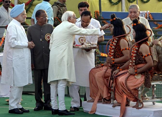 Then Vice-President Hamid Ansari with artistes dressed as Rama and Laxman as then prime minister Dr Manmohan Singh, left, looks on during the Dussehra celebrations in New Delhi in 2009. Photograph: B Mathur/Reuters