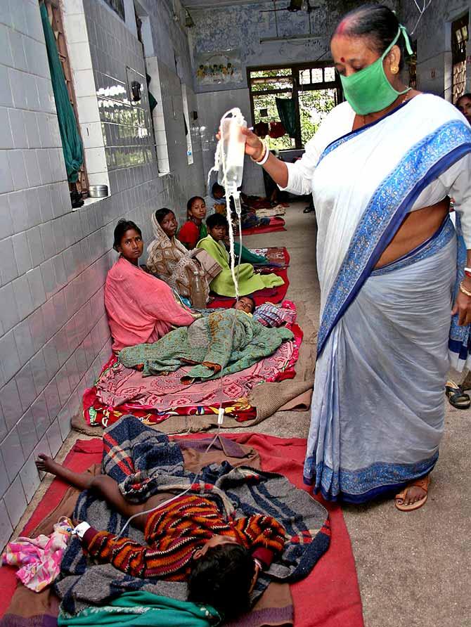 An Indian medic tends to a child afflicted with malaria at a hospital, about 52 km (32 miles) west from the north-eastern Indian city of Siliguri October 20, 2005. Photo: Rupak De Chowdhuri/Reuters