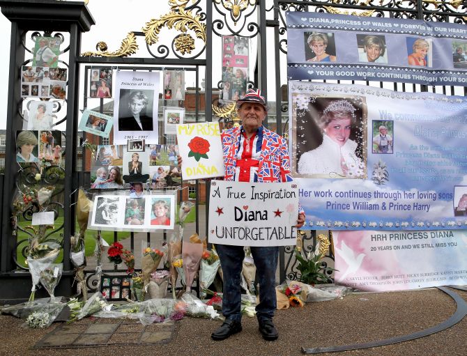 Uk Pays Tributes To Diana On 20th Death Anniversary Rediff Com India News