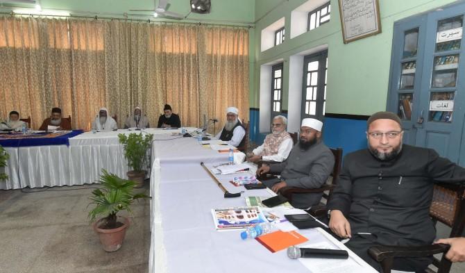 Maulana Rabe Hasani Nadvi, president, All India Muslim Personal Law Board; Wali Rahmani, general secretary; Khalid Saifullaha Rahmani, assistant general secretary; Fazlurrahman, secretary; and senior member Zafaryab Jjilani, Asaduddin Owaisi, MP, and other Muslim leaders attend a meeting on triple talaq in Lucknow, December 24, 2017. Photograph: Nand Kumar/PTI Photo