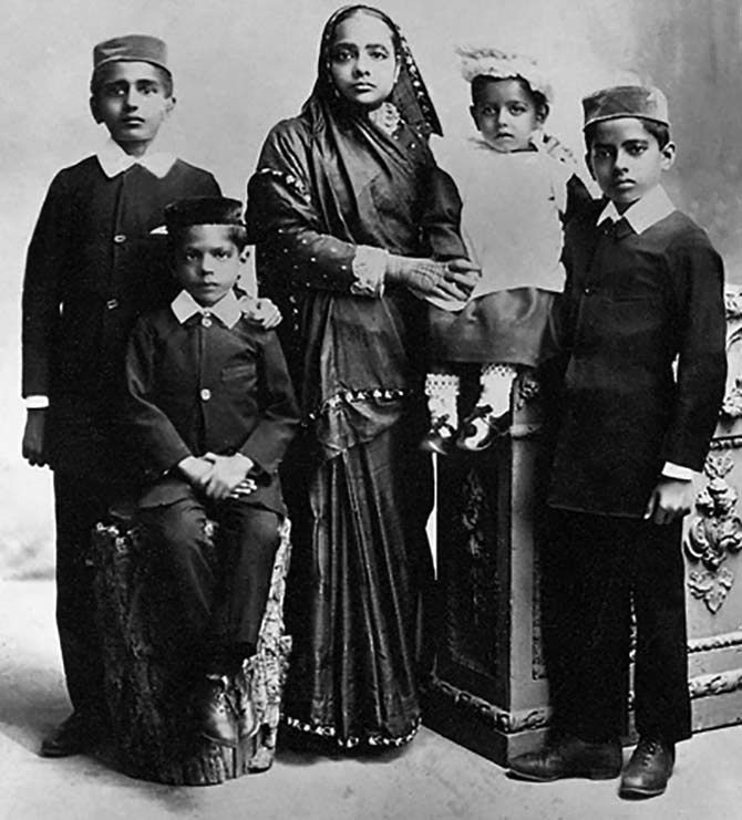 Kastrurba Gandhi with her children