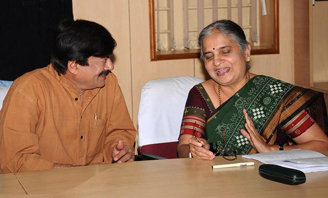 Sudha Murty with Anant Nag on the sets of the Kannada movie, Prarthane.