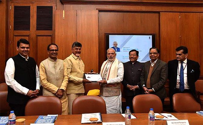 The committee of chief ministers presents their interim report on digital payments to Prime Minister Narendra Modi, January 24, 2017.