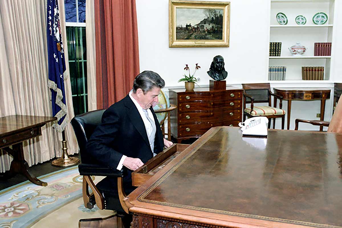 Рональд Рейган в Овальном кабинете