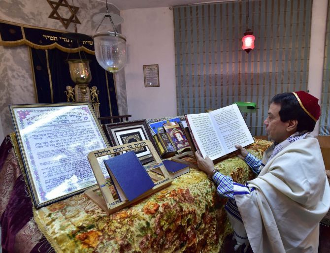 Rabbi Ezekiel Markel at the Judah Hyam Synagogue 