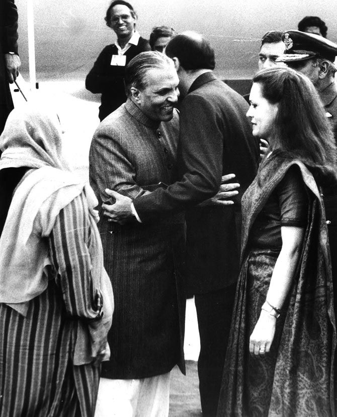 Rajiv Gandhi greets Zia