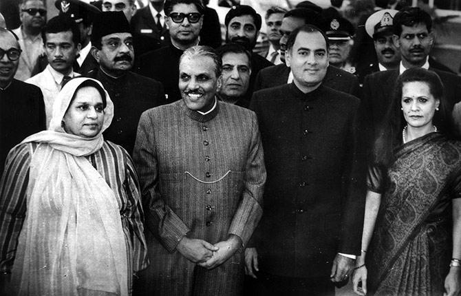 Then Pakistani military dictator General Zia-ul Haq and his wife Begum Shafiq with then prime minister Rajiv Gandhi and Sonia Gandhi during his 1987 visit to India