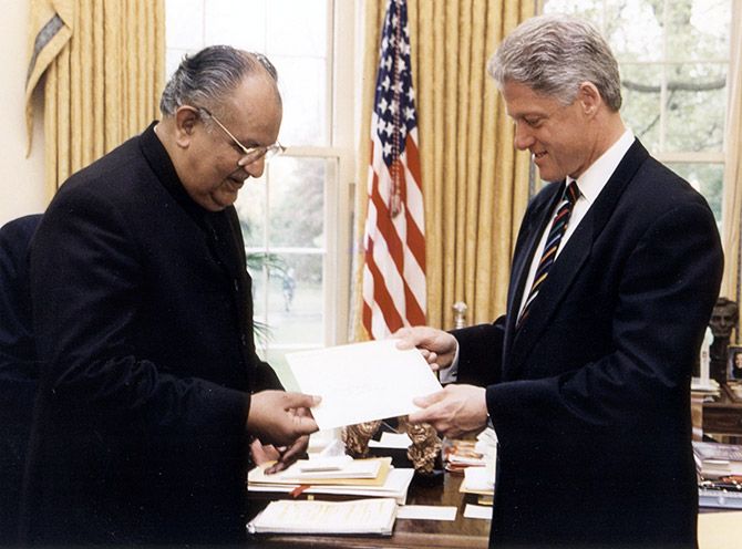 Naresh Chandra presents his credentials to US President Bill Clinton
