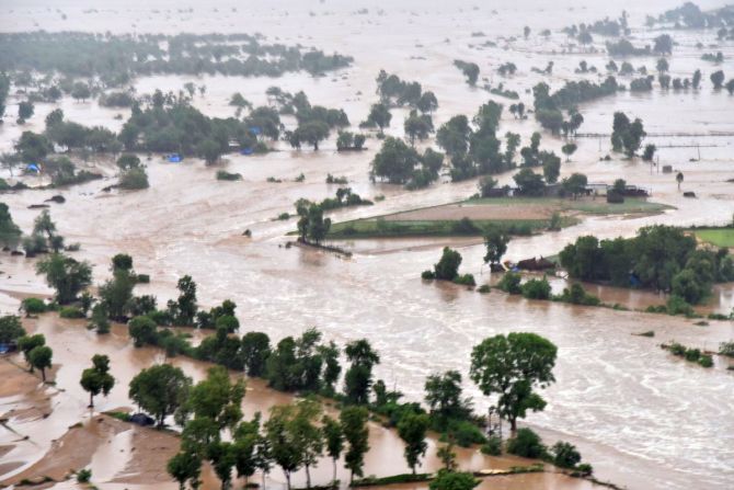 Modi conducts aerial survey, takes stock of situation in flood-hit ...