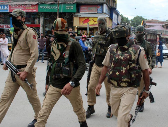 Security forces launch search operation in Srinagar's main market ...