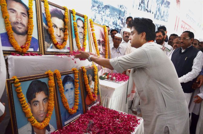 Congress MP Jyotiraditya Scindia pays tributes to the farmers killed in police firing in Mandsaur during his 72-hour-long satyagraha protest in Bhopal, June 14, 2017. Photograph: PTI Photo