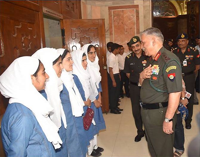 Army chief with Kashmiri students