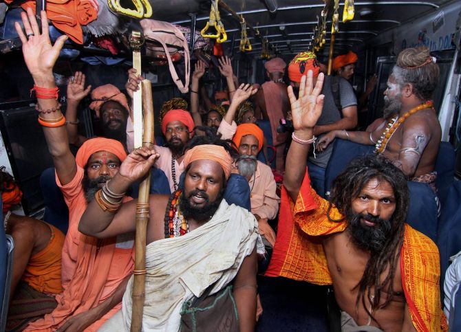 Sadhus make their way to Amarnath yatra