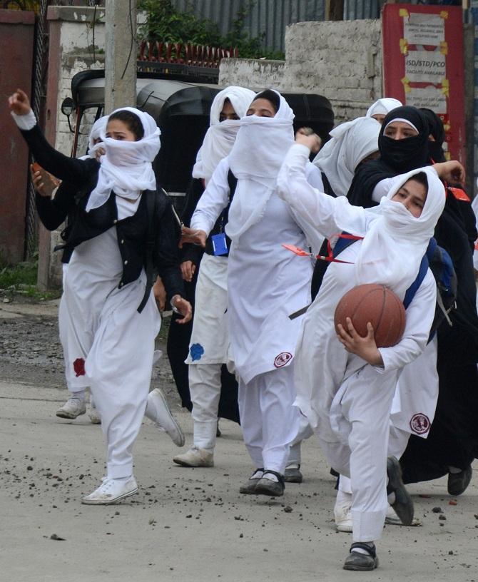 Kashmir stone throwing