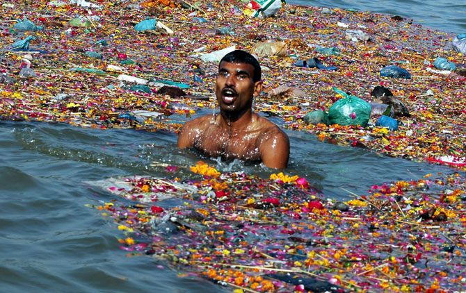 A man takes a dip in the Ganga, Allahabad, June 5, 2005. Photo: Jitendra Prakash/Reuters