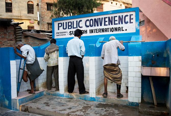 A public toilet in Varanasi, UP. Photo: Jorge Royan/Wikimedia Commons