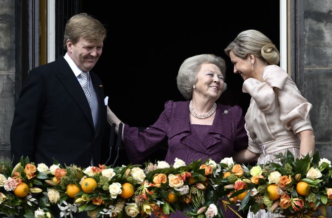 When Queen Elizabeth tried dance mudras - Rediff.com