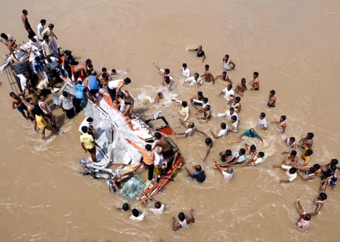People conduct rescue operations after a bus plunged into the Purna River in Maharashtra's Buldhana district, about 600 km (372 miles) northwest of Mumbai, September 26, 2012. Photo: Striger/Reuters
