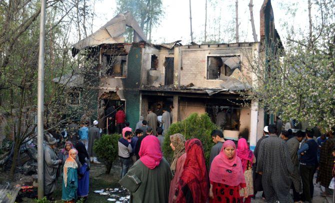 Locals near an encounter site in Shopian 