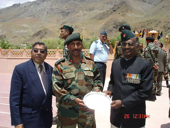 Colonel M B Ravindranath, Vir Chakra, right, at the Drass war memorial, July 26, 2009. Kind courtesy: http://ssbjcolmbravindranathvrc.blogspot.in