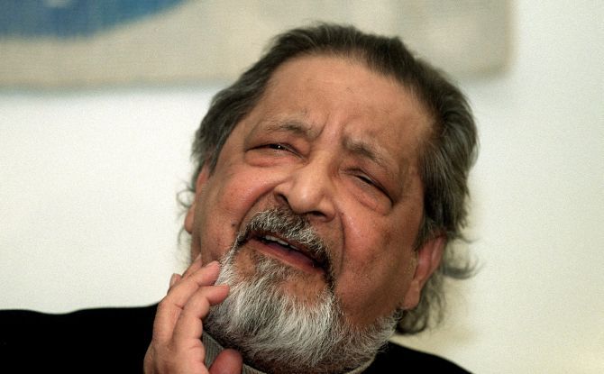 V S Naipaul addresses a press conference at Arlanda airport, Stockholm, December 6, 2001, a few days before the Nobel Prize awards ceremony. Photograph: Maja Suslin/TT News Agency/via Reuters