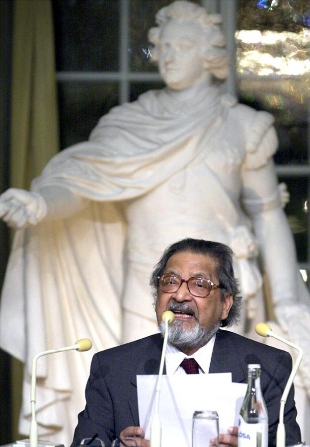 V S Naipaul gives the traditional Nobel lecture at the Old Stock Exchange in Stockholm, December 7, 2001. Photograpph: Claudio Bresciani/Reuters
