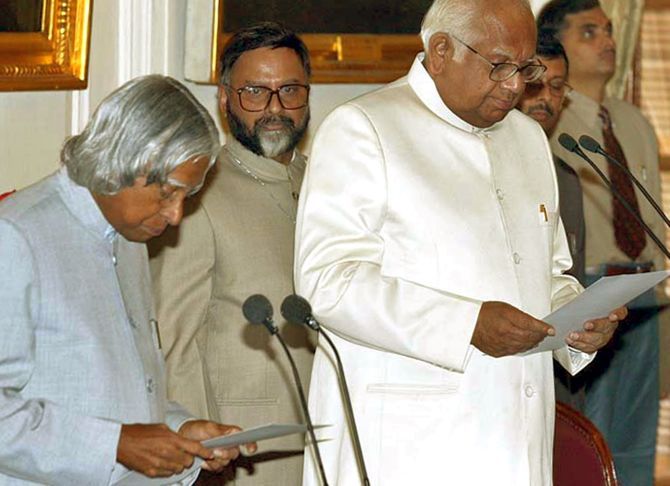 President Kalam administers oath for the pro-term speaker to Somnath Chatterjee