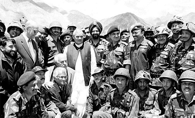 Vajpayee meets the troops at Kargil