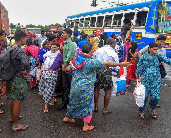 324 Killed, 2 Lakh In Relief Camps In Kerala As Flood Crisis Worsens ...