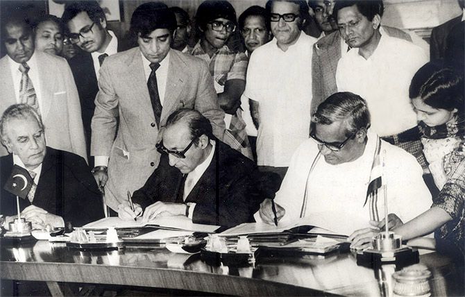Agha Shahi, Pakistan's then advisor on foreign affairs and then external affairs minister Atal Bihari Vajpayee sign the agreement on the Salal hydro electric project in New Delhi, April 14, 1978