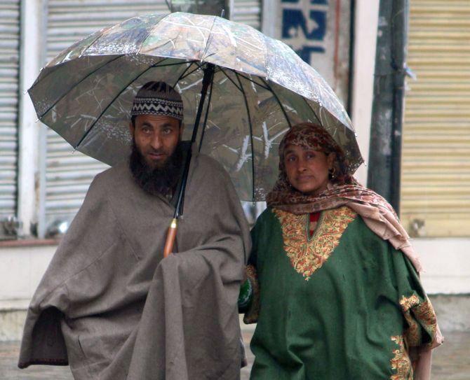 File:Traditional Dresses of Kashmir.jpg - Wikimedia Commons