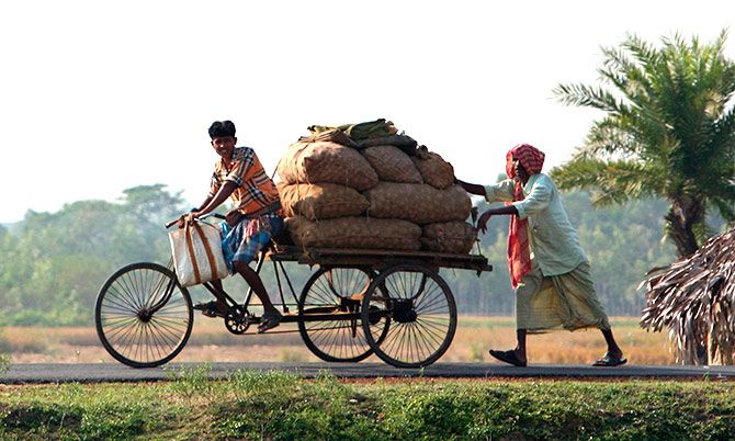 Farmers transport their produce to a market in Nandigram village, about 170 km southwest of the eastern Indian city of Kolkata in this November 21, 2007