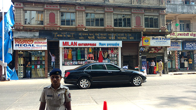 Netanyahu's Mercedes makes its way down Colaba Causeway. Photograph: Vaihayasi Pande Daniel/Rediff.com