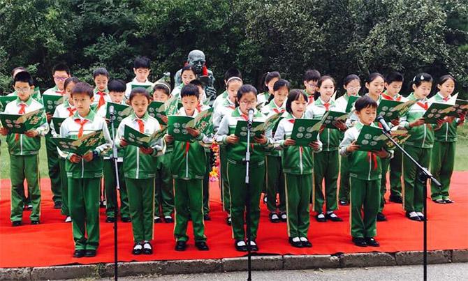 Chinese children at Gandhi's statue