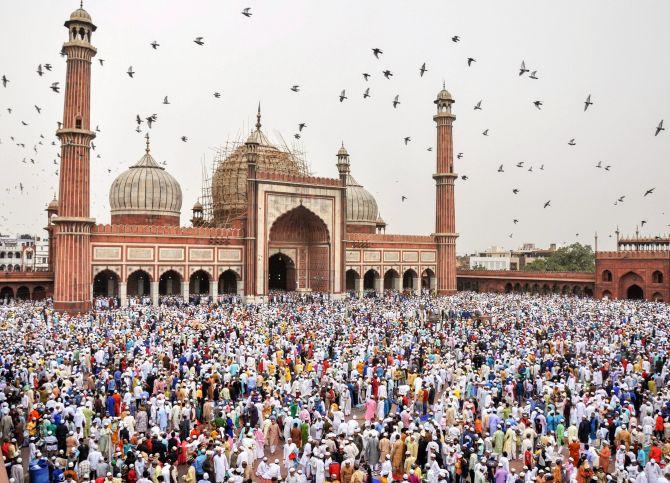 PHOTOS: Eid-ul-Fitr celebrations around the world - Rediff.com India News