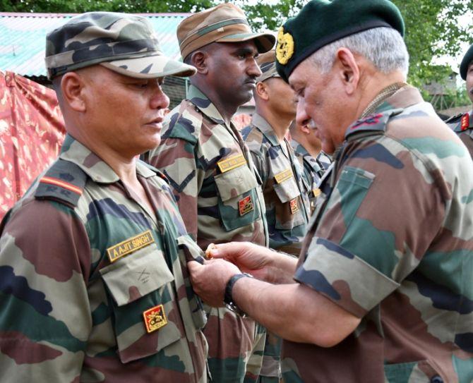 Army chief visits Kashmir after Centre ordered ceasefire for Ramzan ...