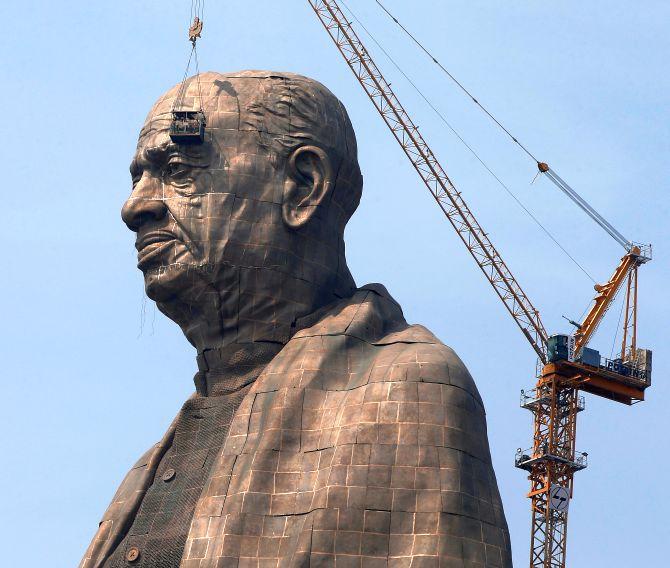 statue of unity from distance