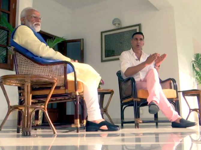 Akshay Kumar chats with Prime Minister Narendra Damodardas Modi