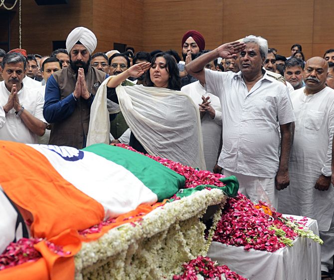 Sushma Swaraj cremated, daughter performs last rites ...