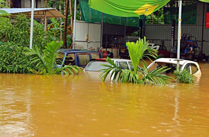 Floods Wreak Havoc In Maharashtra, K'taka, Kerala - Rediff.com India News