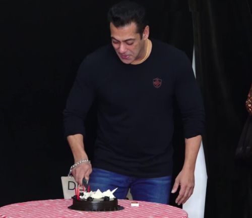 ETimes - Lovestruck ❤ Salman Khan cuts his birthday cake... | Facebook