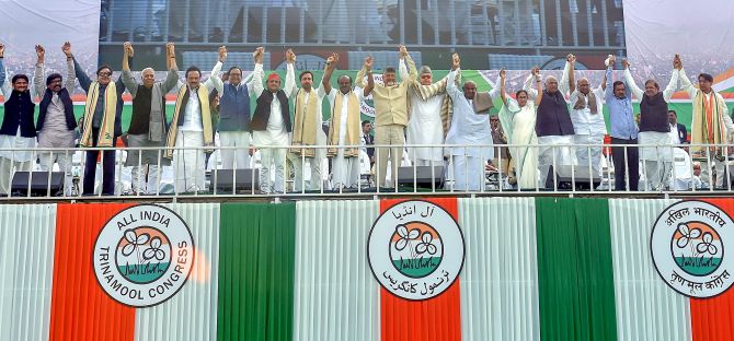 West Bengal Chief Minister Mamata Banerjee, Karnataka CM H D Kumaraswamy, AP CM Nara Chandrababu Naidu, Samajwadi Party President Akhilesh Yadav, Delhi CM Arvind Kejriwal, BSP General Secretary Satish Chandra Mishra, National Conference President Dr Farooq Abdullah and other Opposition leaders at the Trinamool Congress's mega rally in Kolkata, January 19, 2019. Photograph: PTI Photo