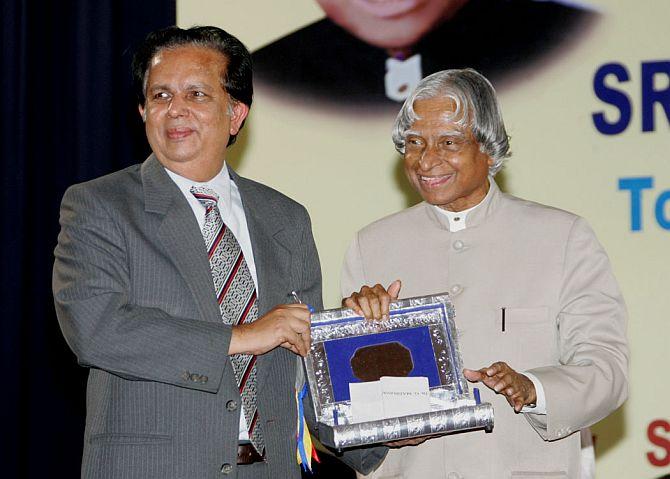 G Madhavan Nair, then ISRO chairman, receives the Sree Chitra Thirunal Trust award from then President A P J Abdul Kalam, September 21, 2006. Photograph: Kind courtesy http://abdulkalam.nic.in